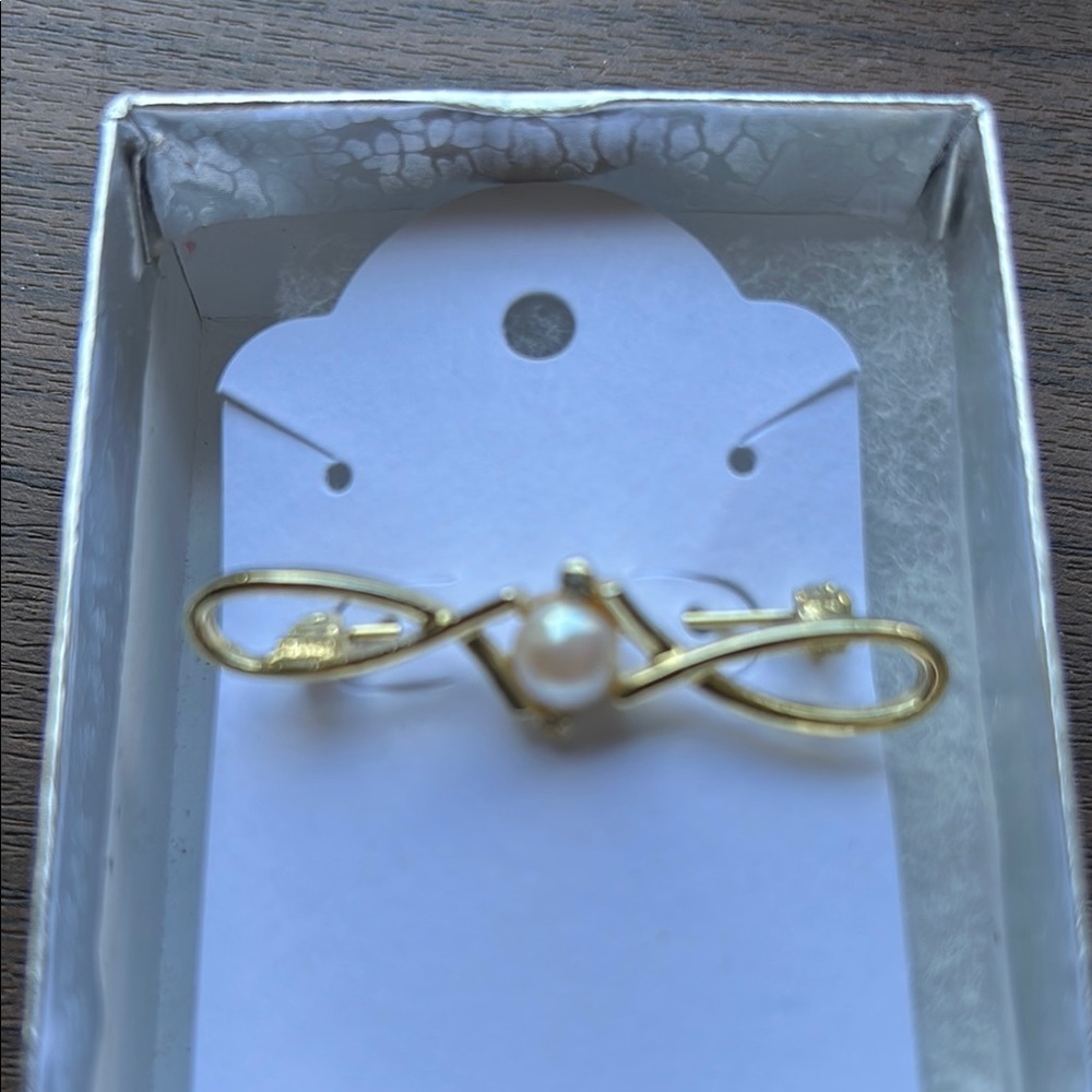 Elegant Gold and Pearl Brooch